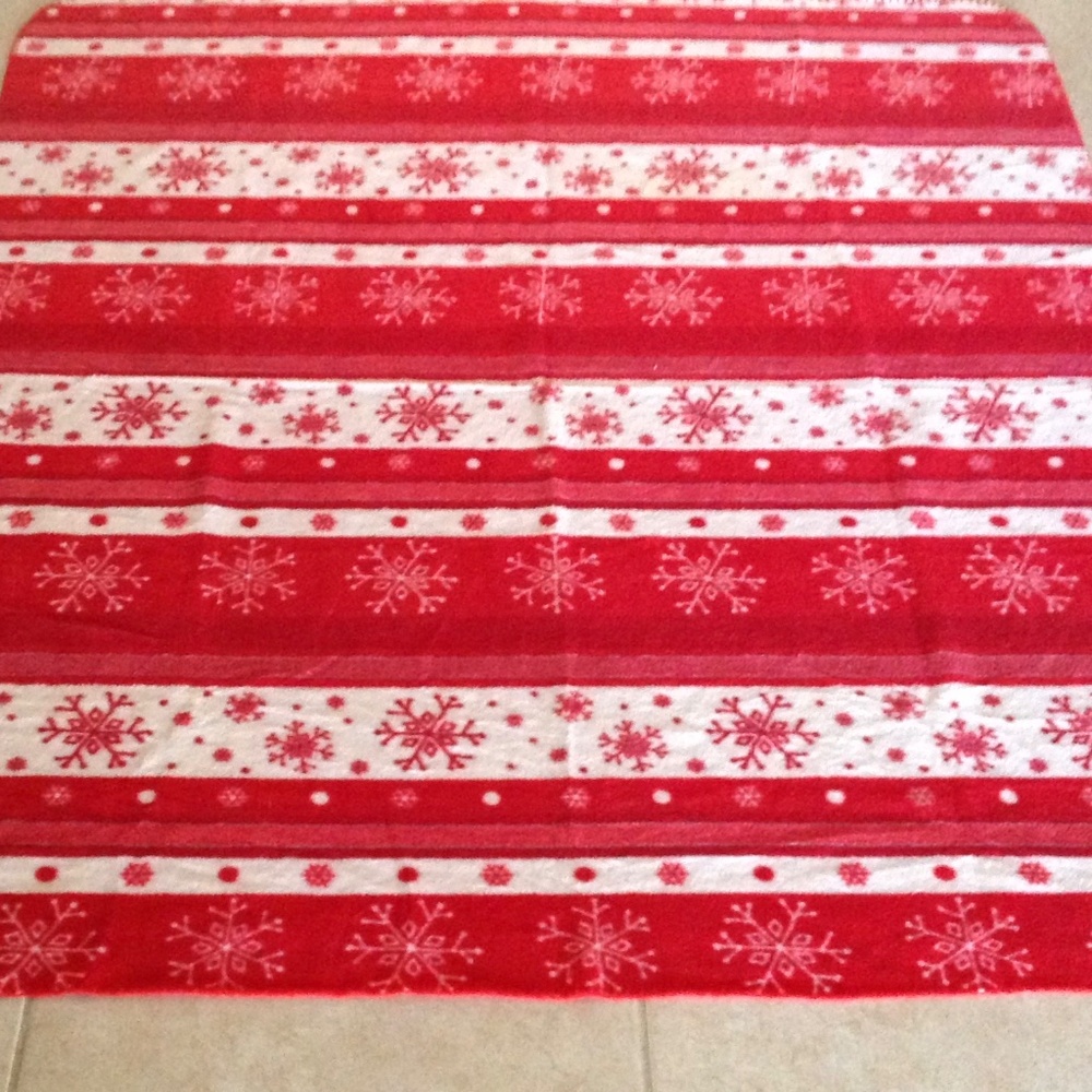 Red throw/lap blanket - Picture 2 of 4